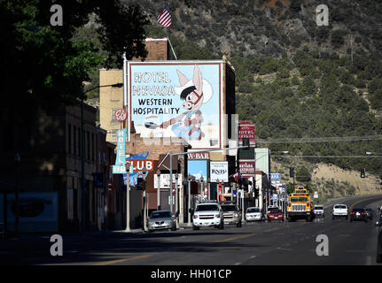 Ely, Nevada, USA. 12. Juli 2016. Eine Wandbild für das Hotel Nevada am U.S. Highway 50 begrüßt Autofahrer in Ely, Nevada. Das sechsstöckige Hotel erbaut im Jahre 1929, ist ein regelmäßiger Stopp für Touristen in Nevadas '' Loneliest Road''-Programm teilnehmen. Bildnachweis: David Becker/ZUMA Draht/Alamy Live-Nachrichten Stockfoto