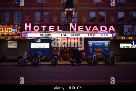 Ely, Nevada, USA. 11. Juli 2016. Motorräder sind überflutet im Neonlicht vom Hotel Nevada am U.S. Highway 50 in Ely, Nevada. Das sechsstöckige Hotel erbaut im Jahre 1929, ist ein regelmäßiger Stopp für Touristen in Nevadas '' Loneliest Road''-Programm teilnehmen. Bildnachweis: David Becker/ZUMA Draht/Alamy Live-Nachrichten Stockfoto