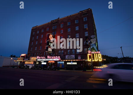 Ely, Nevada, USA. 11. Juli 2016. Das Hotel Nevada steht hoch am U.S. Highway 50 in Ely, Nevada. Das sechsstöckige Hotel erbaut im Jahre 1929, ist ein regelmäßiger Stopp für Touristen in Nevadas '' Loneliest Road''-Programm teilnehmen. Bildnachweis: David Becker/ZUMA Draht/Alamy Live-Nachrichten Stockfoto