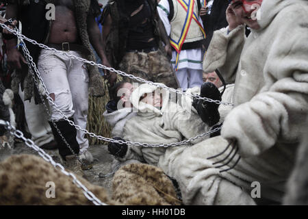 Krasnoilsk, Ukraine. 14. Januar 2017. Einheimischen Kostümen von Haus zu Haus gehen und führen kurze Theaterstücke während der Feierlichkeiten der Winterurlaub "Malanka" im Dorf Krasnoilsk, Westukraine, 14. Januar 2017. "Malanka"- oder "Alte Neujahrsfest" ist eines der beliebtesten Volksfeste in der westlichen Ukraine jedes Jahr zwischen dem 13. und 14. Januar, die Silvester im Einklang mit dem alten Julianischen Kalender gefeiert. Während dieser zwei Tage des Feierns Einheimische, junge und alte, traditionelle Masken und Karnevalskostüme tragen und schlendern Sie von Haus zu Haus s Stockfoto