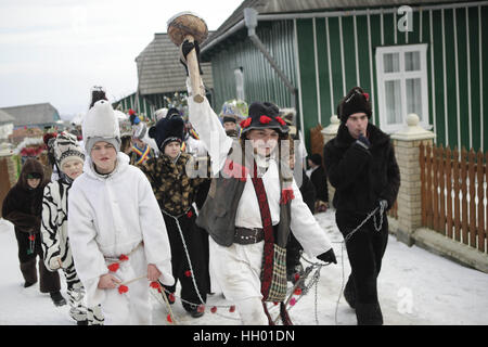 Krasnoilsk, Ukraine. 14. Januar 2017. Einheimischen Kostümen von Haus zu Haus gehen und führen kurze Theaterstücke während der Feierlichkeiten der Winterurlaub "Malanka" im Dorf Krasnoilsk, Westukraine, 14. Januar 2017. "Malanka"- oder "Alte Neujahrsfest" ist eines der beliebtesten Volksfeste in der westlichen Ukraine jedes Jahr zwischen dem 13. und 14. Januar, die Silvester im Einklang mit dem alten Julianischen Kalender gefeiert. Während dieser zwei Tage des Feierns Einheimische, junge und alte, traditionelle Masken und Karnevalskostüme tragen und schlendern Sie von Haus zu Haus s Stockfoto