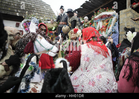 Krasnoilsk, Ukraine. 14. Januar 2017. Einheimischen Kostümen von Haus zu Haus gehen und führen kurze Theaterstücke während der Feierlichkeiten der Winterurlaub "Malanka" im Dorf Krasnoilsk, Westukraine, 14. Januar 2017. "Malanka"- oder "Alte Neujahrsfest" ist eines der beliebtesten Volksfeste in der westlichen Ukraine jedes Jahr zwischen dem 13. und 14. Januar, die Silvester im Einklang mit dem alten Julianischen Kalender gefeiert. Während dieser zwei Tage des Feierns Einheimische, junge und alte, traditionelle Masken und Karnevalskostüme tragen und schlendern Sie von Haus zu Haus s Stockfoto