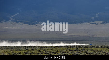 Ely, Nevada, USA. 11. Juli 2016. Ein LKW schafft eine Staub-Spur, wie es in der Nähe von U.S. Highway 50 in der Nähe von Ely, Nevada reisen. Der Bundesstaat Nevada erstellt ein Tourismusprogramm für Autofahrer zu besuchen und entlang der Autobahn zu stoppen, Life-Magazin im Jahr 1986 U.S. Highway 50 in Nevada genannt '' The Loneliest Road in America. Bildnachweis: David Becker/ZUMA Draht/Alamy Live-Nachrichten Stockfoto