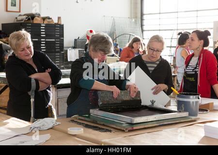 Seattle, USA. 14. Januar 2017. Anhänger stellte sich heraus in Scharen auf den Bildschirm drucken-Work-Party am Samstag für die Womxn Marsch auf Seattle. Unter der Leitung von Künstler Kristen Ramirez und Claire Jauregui am Pratt Fine Arts Center print Studio waren Fans eingeladen, zu kommen und dazu beitragen, dass positive Widerstand Poster Drucke für die kommende Womxn Marsch auf Seattle. Der Marsch findet am 21. Januar 2017 in Solidarität mit den Frauen Marsch auf Washington D.C. Kredit: Paul Gordon/Alamy Live News Stockfoto