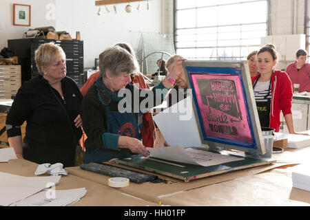 Seattle, USA. 14. Januar 2017. Anhänger stellte sich heraus in Scharen auf den Bildschirm drucken-Work-Party am Samstag für die Womxn Marsch auf Seattle. Unter der Leitung von Künstler Kristen Ramirez und Claire Jauregui am Pratt Fine Arts Center print Studio waren Fans eingeladen, zu kommen und dazu beitragen, dass positive Widerstand Poster Drucke für die kommende Womxn Marsch auf Seattle. Der Marsch findet am 21. Januar 2017 in Solidarität mit den Frauen Marsch auf Washington D.C. Kredit: Paul Gordon/Alamy Live News Stockfoto