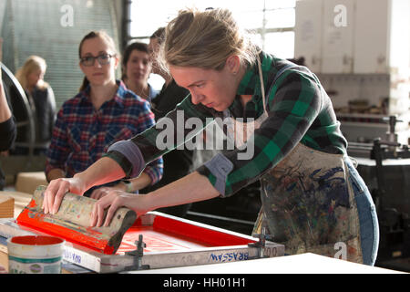 Seattle, USA. 14. Januar 2017. Anhänger stellte sich heraus in Scharen auf den Bildschirm drucken-Work-Party am Samstag für die Womxn Marsch auf Seattle. Unter der Leitung von Künstler Kristen Ramirez und Claire Jauregui am Pratt Fine Arts Center print Studio waren Fans eingeladen, zu kommen und dazu beitragen, dass positive Widerstand Poster Drucke für die kommende Womxn Marsch auf Seattle. Der Marsch findet am 21. Januar 2017 in Solidarität mit den Frauen Marsch auf Washington D.C. Kredit: Paul Gordon/Alamy Live News Stockfoto