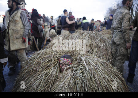 Krasnoilsk, Ukraine. 14. Januar 2017. Einheimischen Kostümen von Haus zu Haus gehen und führen kurze Theaterstücke während der Feierlichkeiten der Winterurlaub "Malanka" im Dorf Krasnoilsk, Westukraine, 14. Januar 2017. "Malanka"- oder "Alte Neujahrsfest" ist eines der beliebtesten Volksfeste in der westlichen Ukraine jedes Jahr zwischen dem 13. und 14. Januar, die Silvester im Einklang mit dem alten Julianischen Kalender gefeiert. Während dieser zwei Tage des Feierns Einheimische, junge und alte, traditionelle Masken und Karnevalskostüme tragen und schlendern Sie von Haus zu Haus s Stockfoto