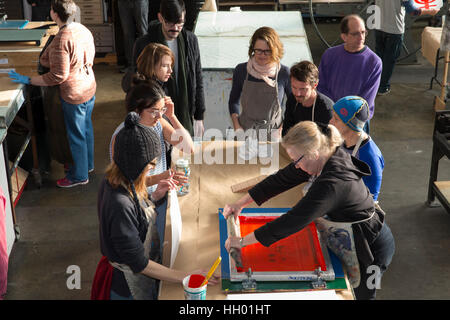 Seattle, USA. 14. Januar 2017. Anhänger stellte sich heraus in Scharen auf den Bildschirm drucken-Work-Party am Samstag für die Womxn Marsch auf Seattle. Unter der Leitung von Künstler Kristen Ramirez und Claire Jauregui am Pratt Fine Arts Center print Studio waren Fans eingeladen, zu kommen und dazu beitragen, dass positive Widerstand Poster Drucke für die kommende Womxn Marsch auf Seattle. Der Marsch findet am 21. Januar 2017 in Solidarität mit den Frauen Marsch auf Washington D.C. Kredit: Paul Gordon/Alamy Live News Stockfoto