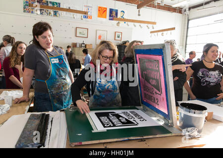 Seattle, USA. 14. Januar 2017. Anhänger stellte sich heraus in Scharen auf den Bildschirm drucken-Work-Party am Samstag für die Womxn Marsch auf Seattle. Unter der Leitung von Künstler Kristen Ramirez und Claire Jauregui am Pratt Fine Arts Center print Studio waren Fans eingeladen, zu kommen und dazu beitragen, dass positive Widerstand Poster Drucke für die kommende Womxn Marsch auf Seattle. Der Marsch findet am 21. Januar 2017 in Solidarität mit den Frauen Marsch auf Washington D.C. Kredit: Paul Gordon/Alamy Live News Stockfoto