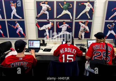 Fort Myers, Florida, USA. 12. Januar 2017. Camper sehen Sie Fotos von sich selbst während der 2. jährlichen Boston Rot Sox Womens Fantasy Camp bei JetBlue Park. Die fünftägige camp Funktionen Anweisung vom ehemaligen Red Sox Spieler in der Einrichtung liebevoll bekannt als Fenway Süd- und Gelegenheit zu einem Spiel im realen Fenway Park in Boston in der MLB Saison 2017 in Florida, USA. Bildnachweis: Brian Cahn/ZUMA Draht/Alamy Live-Nachrichten Stockfoto