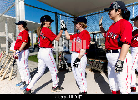 Fort Myers, Florida, USA. 12. Januar 2017. High Fives sind während der 2. jährlichen Boston Rot Sox Womens Fantasy Camp bei JetBlue Park ausgetauscht. Die fünftägige camp Funktionen Anweisung vom ehemaligen Red Sox Spieler in der Einrichtung liebevoll bekannt als Fenway Süd- und Gelegenheit zu einem Spiel im realen Fenway Park in Boston in der MLB Saison 2017 in Florida, USA. Bildnachweis: Brian Cahn/ZUMA Draht/Alamy Live-Nachrichten Stockfoto