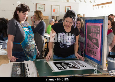 Seattle, USA. 14. Januar 2017. Anhänger stellte sich heraus in Scharen auf den Bildschirm drucken-Work-Party am Samstag für die Womxn Marsch auf Seattle. Unter der Leitung von Künstler Kristen Ramirez und Claire Jauregui am Pratt Fine Arts Center print Studio waren Fans eingeladen, zu kommen und dazu beitragen, dass positive Widerstand Poster Drucke für die kommende Womxn Marsch auf Seattle. Der Marsch findet am 21. Januar 2017 in Solidarität mit den Frauen Marsch auf Washington D.C. Kredit: Paul Gordon/Alamy Live News Stockfoto