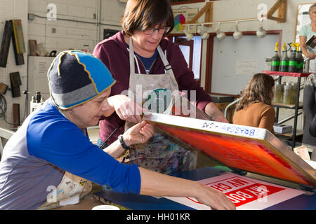 Seattle, USA. 14. Januar 2017. Anhänger stellte sich heraus in Scharen auf den Bildschirm drucken-Work-Party am Samstag für die Womxn Marsch auf Seattle. Unter der Leitung von Künstler Kristen Ramirez und Claire Jauregui am Pratt Fine Arts Center print Studio waren Fans eingeladen, zu kommen und dazu beitragen, dass positive Widerstand Poster Drucke für die kommende Womxn Marsch auf Seattle. Der Marsch findet am 21. Januar 2017 in Solidarität mit den Frauen Marsch auf Washington D.C. Kredit: Paul Gordon/Alamy Live News Stockfoto