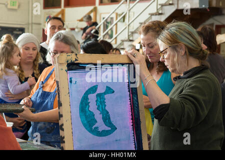 Seattle, USA. 14. Januar 2017. Anhänger stellte sich heraus in Scharen auf den Bildschirm drucken-Work-Party am Samstag für die Womxn Marsch auf Seattle. Unter der Leitung von Künstler Kristen Ramirez und Claire Jauregui am Pratt Fine Arts Center print Studio waren Fans eingeladen, zu kommen und dazu beitragen, dass positive Widerstand Poster Drucke für die kommende Womxn Marsch auf Seattle. Der Marsch findet am 21. Januar 2017 in Solidarität mit den Frauen Marsch auf Washington D.C. Kredit: Paul Gordon/Alamy Live News Stockfoto