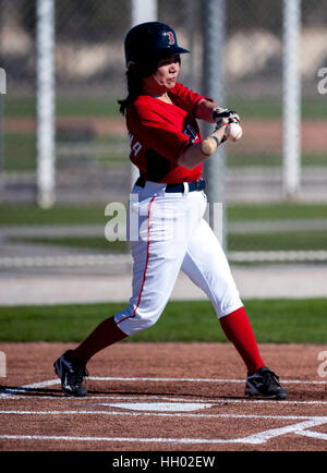 Fort Myers, Florida, USA. 12. Januar 2017. AKISA FUKUZAWA, 49, macht guten Kontakt während eines Spiels der 2. jährlichen Boston Rot Sox Womens Fantasy Camp bei JetBlue Park. Die fünftägige camp Funktionen Anweisung vom ehemaligen Red Sox Spieler in der Einrichtung liebevoll bekannt als Fenway Süd- und Gelegenheit zu einem Spiel der MLB Saison 2017 im realen Fenway Park in Boston. Bildnachweis: Brian Cahn/ZUMA Draht/Alamy Live-Nachrichten Stockfoto