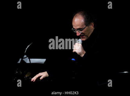 Frankfurt am Main, Deutschland. 14. Januar 2017. Französischer chansonnier Jean-Claude Seferian führt auf das internationale Theater in Frankfurt am Main, Deutschland, am 14. Januar 2017. Bildnachweis: Luo Huanhuan/Xinhua/Alamy Live-Nachrichten Stockfoto