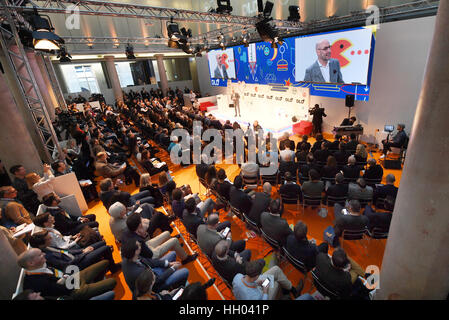 München, Deutschland. 15. Januar 2017. Dominik Wichmann, Direktor der DLD Conference, spricht bei der DLD Conference in München, Deutschland, 15. Januar 2017. Hochkarätige Gäste diskutieren Trends und Entwicklungen der Digitalisierung während der dreitägigen Innovationskonferenz. Foto: Tobias Hase/Dpa/Alamy Live News Stockfoto