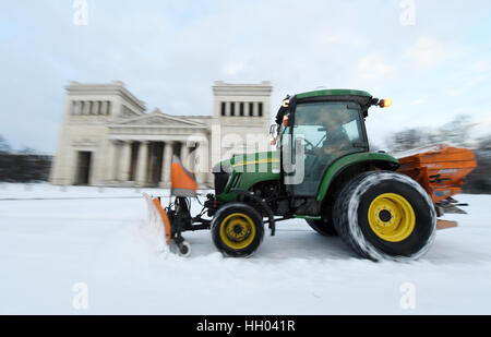 München, Deutschland. 15. Januar 2017. Ein Schneepflug löscht den Koenigplatz-Platz in München, Deutschland, 15. Januar 2017. In der Nacht in München sind mehrere Zentimeter Neuschnee gefallen. Foto: Tobias Hase/Dpa/Alamy Live News Stockfoto