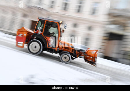 München, Deutschland. 15. Januar 2017. Ein Schneepflug fährt entlang einer Straße in München, Deutschland, 15. Januar 2017. In der Nacht in München sind mehrere Zentimeter Neuschnee gefallen. Foto: Tobias Hase/Dpa/Alamy Live News Stockfoto