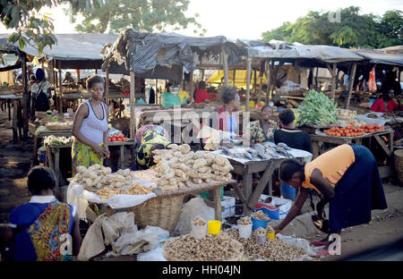 Blick auf den Soweto-Markt in der Nähe der Compound Kanyama in Lusaka, Sambia, 11. März 2016. Die Marktstände sind jeden Tag geöffnet. -KEIN Draht-SERVICE - Foto: Britta Pedersen/Dpa-Zentralbild/ZB Stockfoto