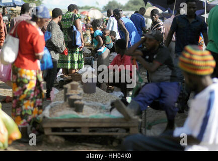 Blick auf den Soweto-Markt in der Nähe der Compound Kanyama in Lusaka, Sambia, 11. März 2016. Die Marktstände sind jeden Tag geöffnet. -KEIN Draht-SERVICE - Foto: Britta Pedersen/Dpa-Zentralbild/ZB Stockfoto