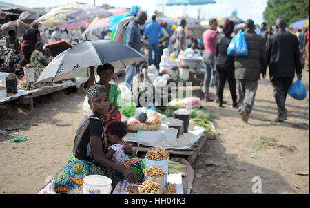 Blick auf den Soweto-Markt in der Nähe der Compound Kanyama in Lusaka, Sambia, 11. März 2016. Die Marktstände sind jeden Tag geöffnet. -KEIN Draht-SERVICE - Foto: Britta Pedersen/Dpa-Zentralbild/ZB Stockfoto