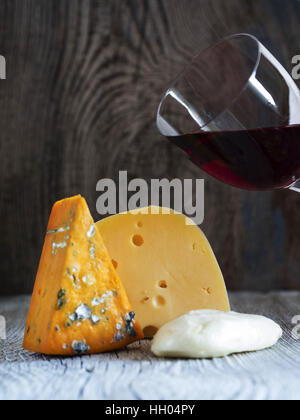 15. Januar 2017 - frische Stücke Käse (Mozzarella, Roquefort, Maasdam) und Wein auf alte hölzerne Verwitterung Hintergrund Credit: Igor Golovniov/ZUMA Draht/Alamy Live News Stockfoto