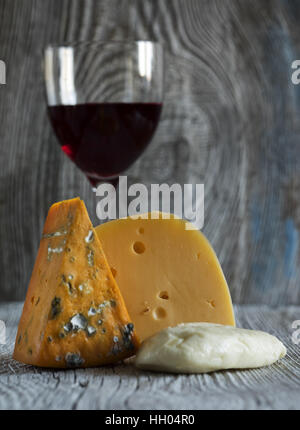 15. Januar 2017 - frische Stücke Käse (Mozzarella, Roquefort, Maasdam) und Wein auf alte hölzerne Verwitterung Hintergrund Credit: Igor Golovniov/ZUMA Draht/Alamy Live News Stockfoto