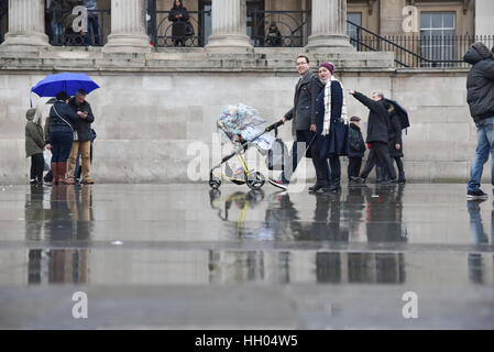 Trafalgar Square, London, UK. 15. Januar 2017. Regnerisch und feucht im Zentrum von London. Bildnachweis: Matthew Chattle/Alamy Live-Nachrichten Stockfoto