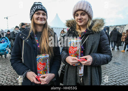 Danzig, Polen. 15. Januar 2017. Freiwillige sammeln Geld gelten während 25. Grand Finale der großen Orchester des Christmas Charity (WOSP) am 15. Januar 2017 in Danzig. Über 120 Tausende von Freiwilligen über die Polen sammeln Sie Geld in besondere Dosen gekennzeichnet mit einem roten Herz auf der Straße. Diesem Jahr Finale ist wieder einmal Pädiatrie und Geriatrie gewidmet. Bildnachweis: Michal Fludra/Alamy Live-Nachrichten Stockfoto