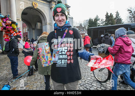 Danzig, Polen. 15. Januar 2017. Freiwillige sammeln Geld gelten während 25. Grand Finale der großen Orchester des Christmas Charity (WOSP) am 15. Januar 2017 in Danzig. Über 120 Tausende von Freiwilligen über die Polen sammeln Sie Geld in besondere Dosen gekennzeichnet mit einem roten Herz auf der Straße. Diesem Jahr Finale ist wieder einmal Pädiatrie und Geriatrie gewidmet. Bildnachweis: Michal Fludra/Alamy Live-Nachrichten Stockfoto