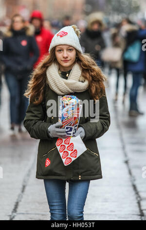 Danzig, Polen. 15. Januar 2017. Freiwillige sammeln Geld gelten während 25. Grand Finale der großen Orchester des Christmas Charity (WOSP) am 15. Januar 2017 in Danzig. Über 120 Tausende von Freiwilligen über die Polen sammeln Sie Geld in besondere Dosen gekennzeichnet mit einem roten Herz auf der Straße. Diesem Jahr Finale ist wieder einmal Pädiatrie und Geriatrie gewidmet. Bildnachweis: Michal Fludra/Alamy Live-Nachrichten Stockfoto