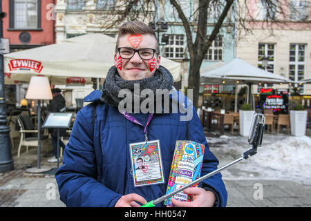 Danzig, Polen. 15. Januar 2017. Freiwillige sammeln Geld ist während 25. Grand Finale der großen Orchester des Christmas Charity (WOSP) am 15. Januar 2017 in Danzig gesehen. Über 120 Tausende von Freiwilligen über die Polen sammeln Sie Geld in besondere Dosen gekennzeichnet mit einem roten Herz auf der Straße. Diesem Jahr Finale ist wieder einmal Pädiatrie und Geriatrie gewidmet. Bildnachweis: Michal Fludra/Alamy Live-Nachrichten Stockfoto