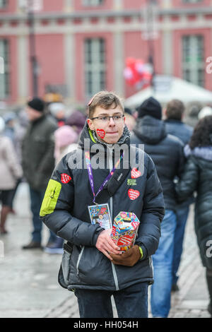 Danzig, Polen. 15. Januar 2017. Freiwillige sammeln Geld ist während 25. Grand Finale der großen Orchester des Christmas Charity (WOSP) am 15. Januar 2017 in Danzig gesehen. Über 120 Tausende von Freiwilligen über die Polen sammeln Sie Geld in besondere Dosen gekennzeichnet mit einem roten Herz auf der Straße. Diesem Jahr Finale ist wieder einmal Pädiatrie und Geriatrie gewidmet. Bildnachweis: Michal Fludra/Alamy Live-Nachrichten Stockfoto