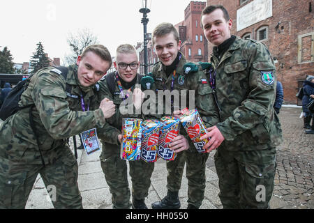 Danzig, Polen. 15. Januar 2017. Freiwillige in militärischen Uniformen sammeln Geld gelten während 25. Grand Finale der großen Orchester des Christmas Charity (WOSP) am 15. Januar 2017 in Danzig. Über 120 Tausende von Freiwilligen über die Polen sammeln Sie Geld in besondere Dosen gekennzeichnet mit einem roten Herz auf der Straße. Diesem Jahr Finale ist wieder einmal Pädiatrie und Geriatrie gewidmet. Bildnachweis: Michal Fludra/Alamy Live-Nachrichten Stockfoto