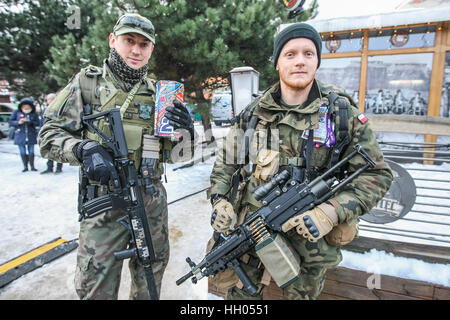 Danzig, Polen. 15. Januar 2017. Freiwillige in militärischen Uniformen sammeln Geld gelten während 25. Grand Finale der großen Orchester des Christmas Charity (WOSP) am 15. Januar 2017 in Danzig. Über 120 Tausende von Freiwilligen über die Polen sammeln Sie Geld in besondere Dosen gekennzeichnet mit einem roten Herz auf der Straße. Diesem Jahr Finale ist wieder einmal Pädiatrie und Geriatrie gewidmet. Bildnachweis: Michal Fludra/Alamy Live-Nachrichten Stockfoto