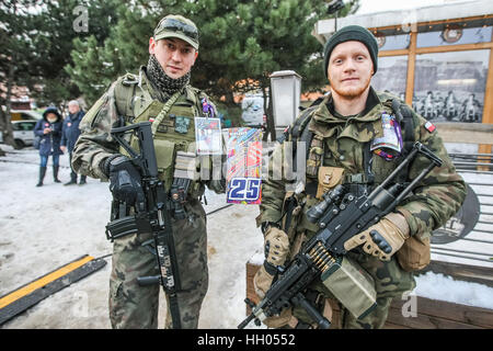 Danzig, Polen. 15. Januar 2017. Freiwillige in militärischen Uniformen sammeln Geld gelten während 25. Grand Finale der großen Orchester des Christmas Charity (WOSP) am 15. Januar 2017 in Danzig. Über 120 Tausende von Freiwilligen über die Polen sammeln Sie Geld in besondere Dosen gekennzeichnet mit einem roten Herz auf der Straße. Diesem Jahr Finale ist wieder einmal Pädiatrie und Geriatrie gewidmet. Bildnachweis: Michal Fludra/Alamy Live-Nachrichten Stockfoto
