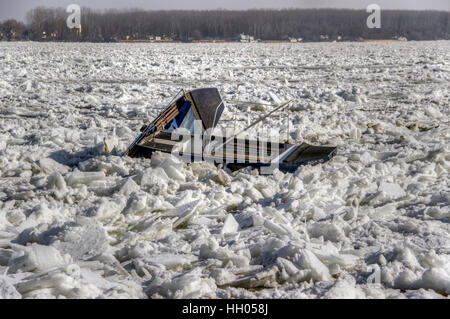 Eis Brocken Schwimmer an der Donau, die alles in ihrem Weg zerstören. Eisblöcke zerkleinert Dutzende Floß Häuser und Boote. Stockfoto