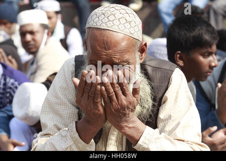 Tongi, in der Nähe von Dhaka, Bangladesh. 15. Januar 2017. Ein Bangladeshi Mann schreit während er am letzten Tag der Biswa Ijtema, der zweitgrößte Welt-Gemeinde der Muslime, in Tongi, am Stadtrand von Dhaka, Bangladesh betet. Die erste Phase des Biswa Ijtema endet heute mit Akheri Munajat oder das letzte Gebet und muslimischen Gläubigen von auf der ganzen Welt teilgenommen in der zweitgrößte Gemeinde der Welt der Muslime. Bildnachweis: Suvra Kanti Das/ZUMA Draht/Alamy Live-Nachrichten Stockfoto
