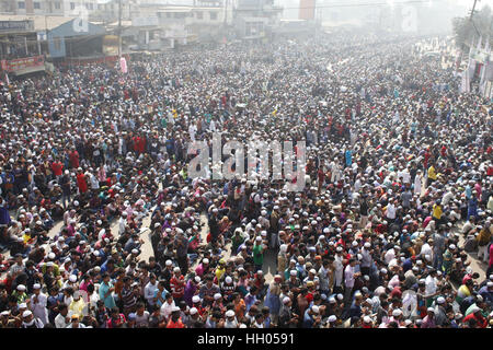 Tongi, in der Nähe von Dhaka, Bangladesh. 15. Januar 2017. Bangladeshi muslimischen Gläubigen betet am letzten Tag der Biswa Ijtema, der zweitgrößte Welt-Gemeinde der Muslime, in Tongi, am Stadtrand von Dhaka, Bangladesh. Die erste Phase des Biswa Ijtema endet heute mit Akheri Munajat oder das letzte Gebet und muslimischen Gläubigen von auf der ganzen Welt teilgenommen in der zweitgrößte Gemeinde der Welt der Muslime. Bildnachweis: Suvra Kanti Das/ZUMA Draht/Alamy Live-Nachrichten Stockfoto