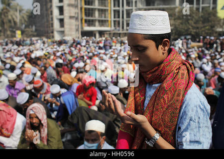 Tongi, in der Nähe von Dhaka, Bangladesh. 15. Januar 2017. Bangladeshi muslimischen Gläubigen betet am letzten Tag der Biswa Ijtema, der zweitgrößte Welt-Gemeinde der Muslime, in Tongi, am Stadtrand von Dhaka, Bangladesh. Die erste Phase des Biswa Ijtema endet heute mit Akheri Munajat oder das letzte Gebet und muslimischen Gläubigen von auf der ganzen Welt teilgenommen in der zweitgrößte Gemeinde der Welt der Muslime. Bildnachweis: Suvra Kanti Das/ZUMA Draht/Alamy Live-Nachrichten Stockfoto