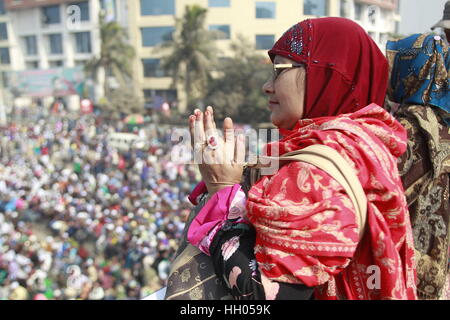 Tongi, in der Nähe von Dhaka, Bangladesh. 15. Januar 2017. Eine Frau aus Bangladesch betet am letzten Tag der Biswa Ijtema, der zweitgrößte Welt-Gemeinde der Muslime, in Tongi, am Stadtrand von Dhaka, Bangladesh. Die erste Phase des Biswa Ijtema endet heute mit Akheri Munajat oder das letzte Gebet und muslimischen Gläubigen von auf der ganzen Welt teilgenommen in der zweitgrößte Gemeinde der Welt der Muslime. Bildnachweis: Suvra Kanti Das/ZUMA Draht/Alamy Live-Nachrichten Stockfoto