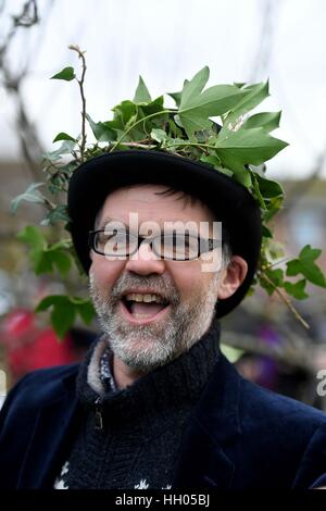 Vergnügt in Bridport Obstgarten in Dorset, UK, Menschen genießen die alte heidnische Tradition des rezitieren Beschwörungen, Fütterung und singen auf den Bäumen um eine gute Ernte Kredit zu fördern: Finnbarr Webster/Alamy Live News Stockfoto