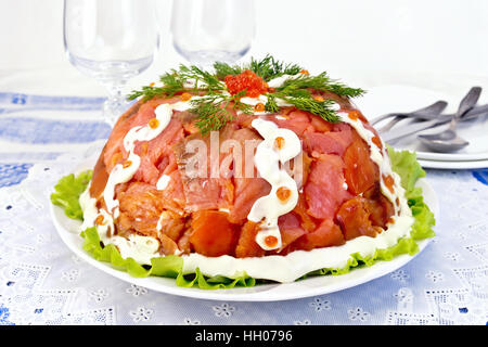 Salat mit Lachs in Platte auf Tischdecke Stockfoto