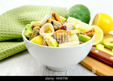 Salat mit Meeresfrüchten und Zitrone in Schale auf leichten board Stockfoto