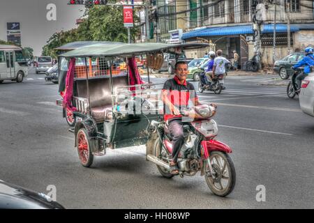 Eine freundliche Tuk-Tuk-Fahrer in Phnom Penh, Kambodscha. Stockfoto