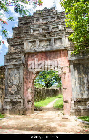 Die Ruinen der alten verwitterten Einfahrtstor in der ummauerten Zitadelle und der Kaiserpalast in Hue.  Seine ist ein UNESCO-Weltkulturerbe. Stockfoto