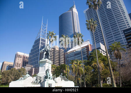 Sydney Royal Botanic Gardens und Statue des ersten Gouverneur Arthur Phillip, Stadtzentrum von Sydney, Australien mit modernen Stadtbüros Stockfoto