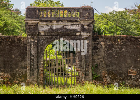 Die Ruinen der alten verwitterten Einfahrtstor in der ummauerten Zitadelle und der Kaiserpalast in Hue.  Seine ist ein UNESCO-Weltkulturerbe. Stockfoto