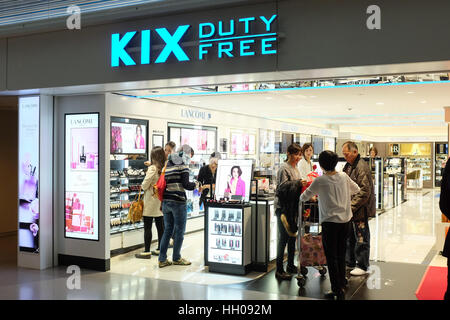 Einen duty free Shop am Kansai international Airport in Osaka, Japan. Stockfoto